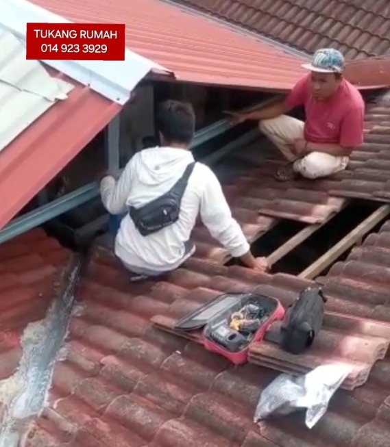 Kerja buka atap dan baiki struktur